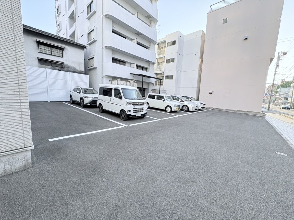 駐車場は広く大型車でも停めやすいです！