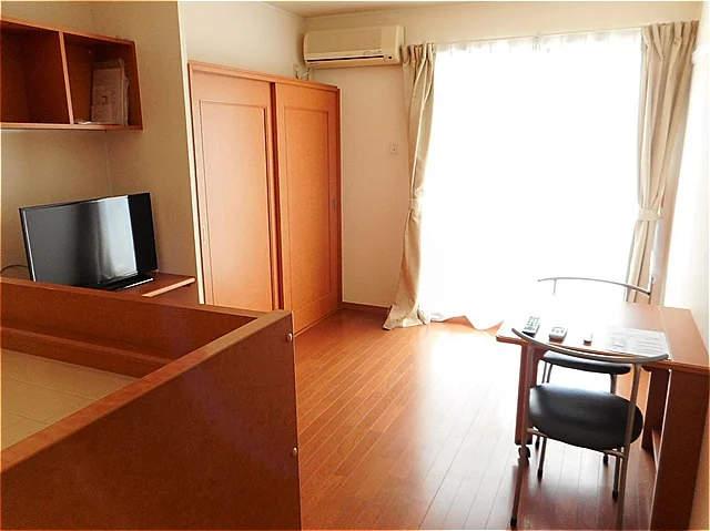 カーテンやテーブル、テレビも備え付けです