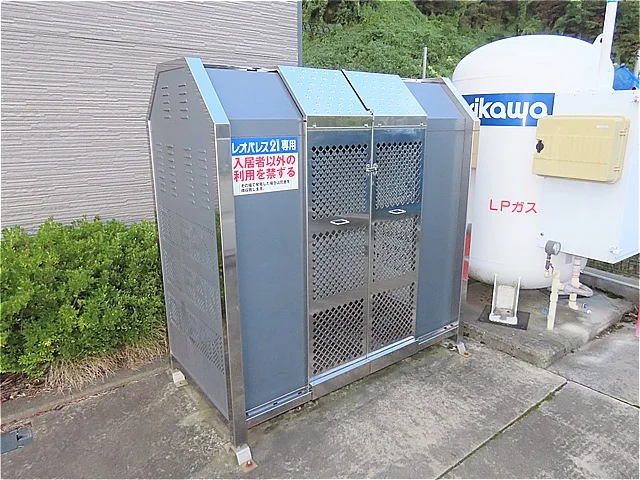 敷地内にゴミ庫が設置されておりゴミ捨てに便利です