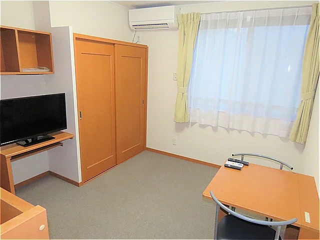 カーテンやテーブル、テレビも備え付けです