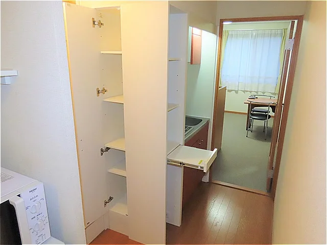 キッチン周りも収納が豊富です