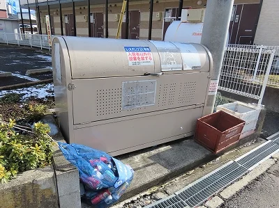敷地内にゴミ庫が設置されておりゴミ捨てに便利です