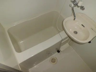 洗面台付バスルーム。