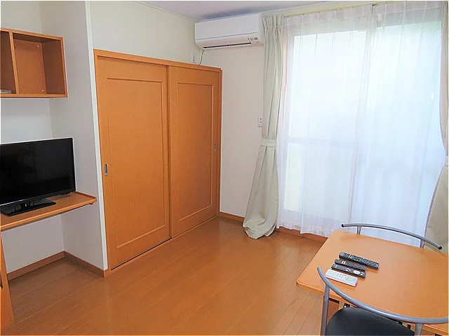 カーテンやテーブル、テレビも備え付けです