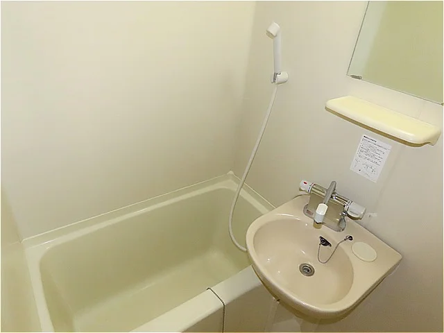 洗面台とユニット式のお風呂です