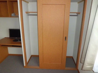 クローゼットはハンガーバー付。