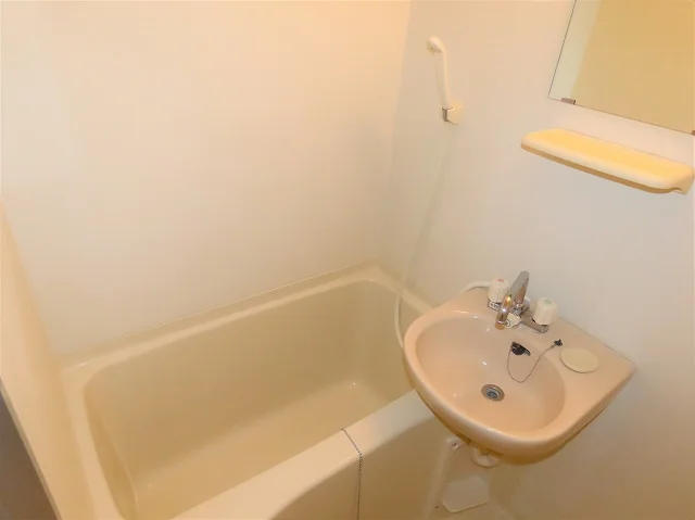 洗面台とユニット式のお風呂です