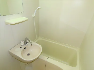 洗面台とユニット式のお風呂です