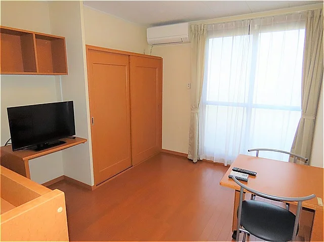 カーテンやテーブル、テレビも備え付けです