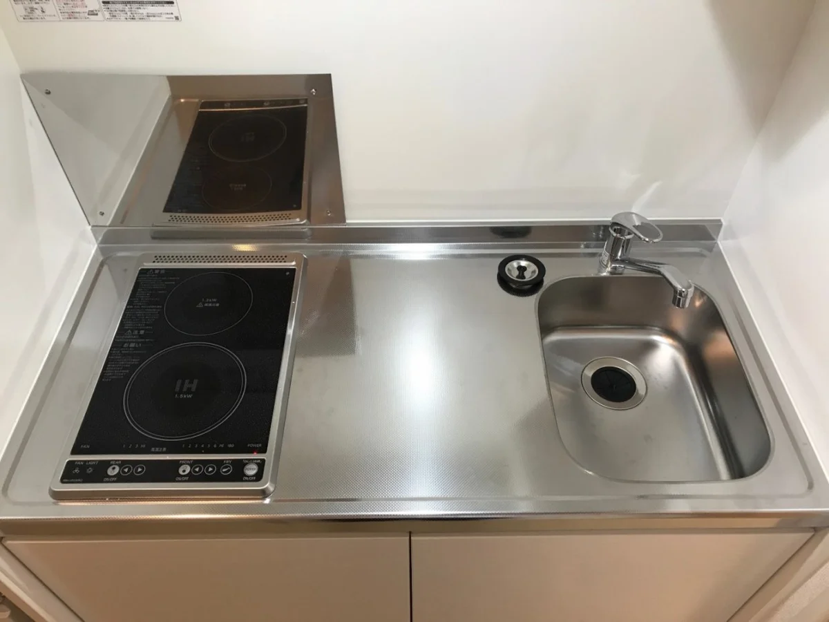 手前：IHコンロ　奥側：ラジエントヒーター【同型参考写真】