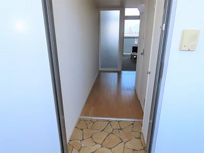 玄関からのアングルです