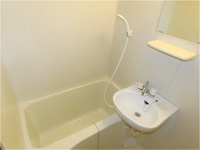 洗面台とユニット式のお風呂です