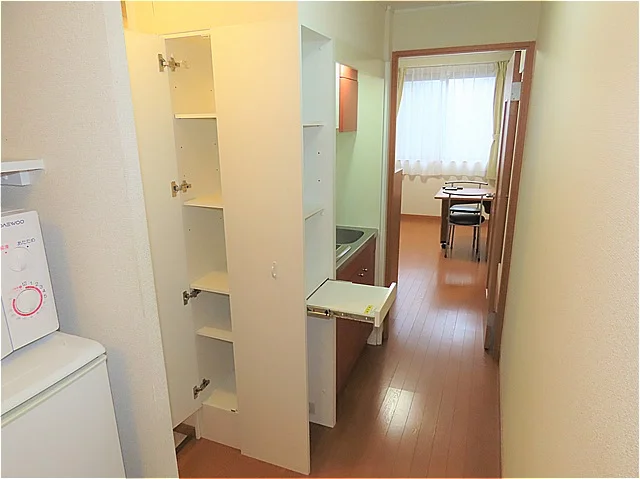 キッチン周りも収納が豊富です