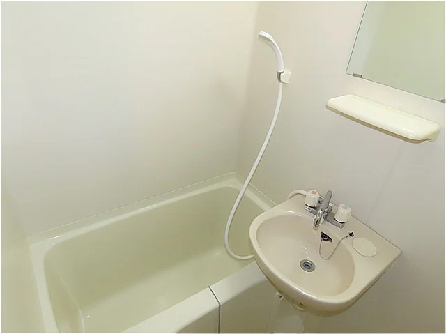 洗面台とユニット式のお風呂です