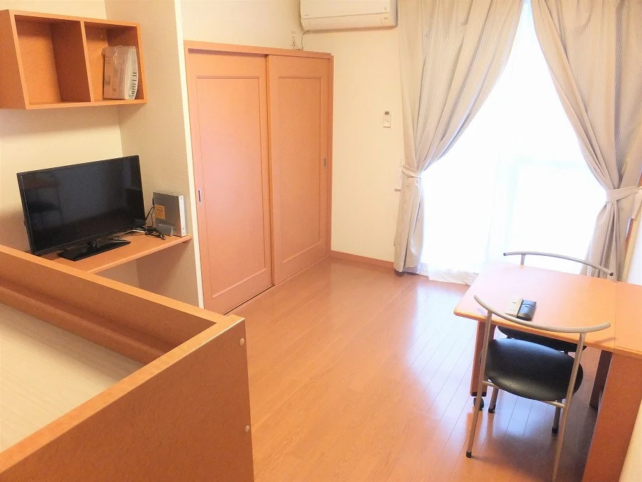 カーテンやテーブル、テレビも備え付けです