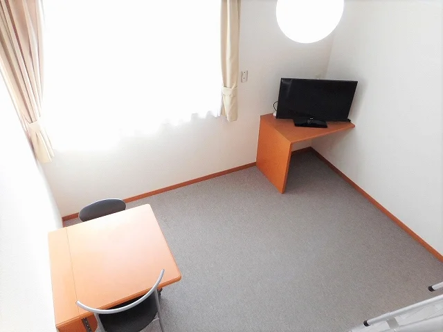 カーテンやテーブル、テレビも備え付けです