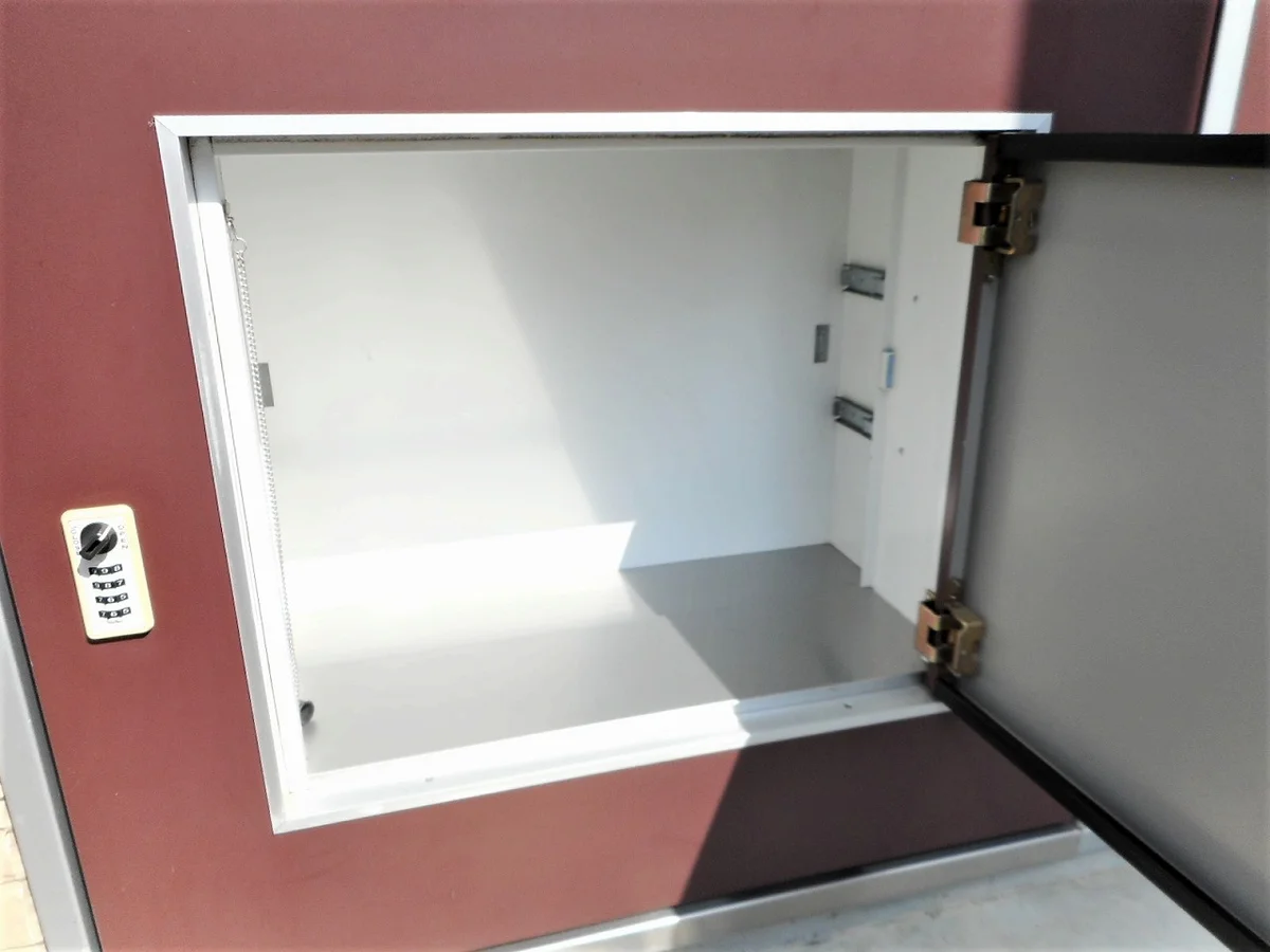 玄関扉に宅配ボックスあり