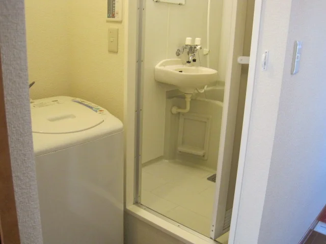 (手前）洗濯機・（奥）風呂