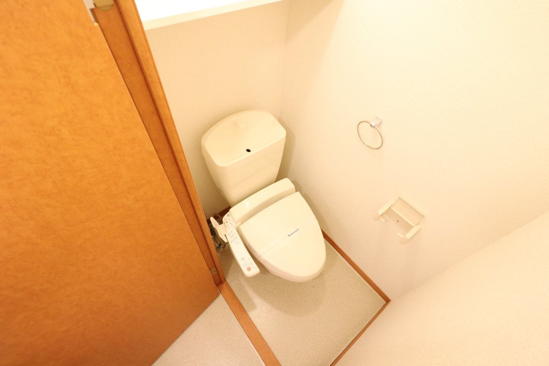 快適な温水洗浄便座付きトイレになります。