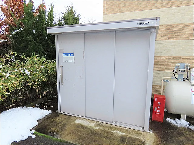 敷地内にゴミ庫が設置されておりゴミ捨てに便利です