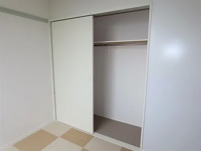 寝室にも収納スペースがあります