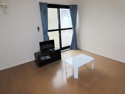 カーテンやテーブル、テレビも備え付けです