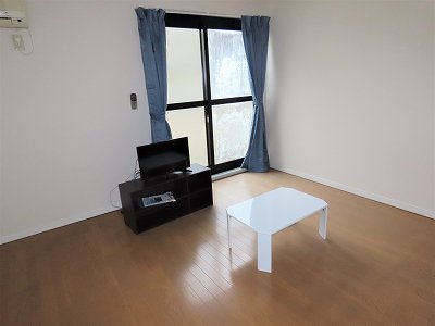 カーテンやテーブル、テレビも備え付けです