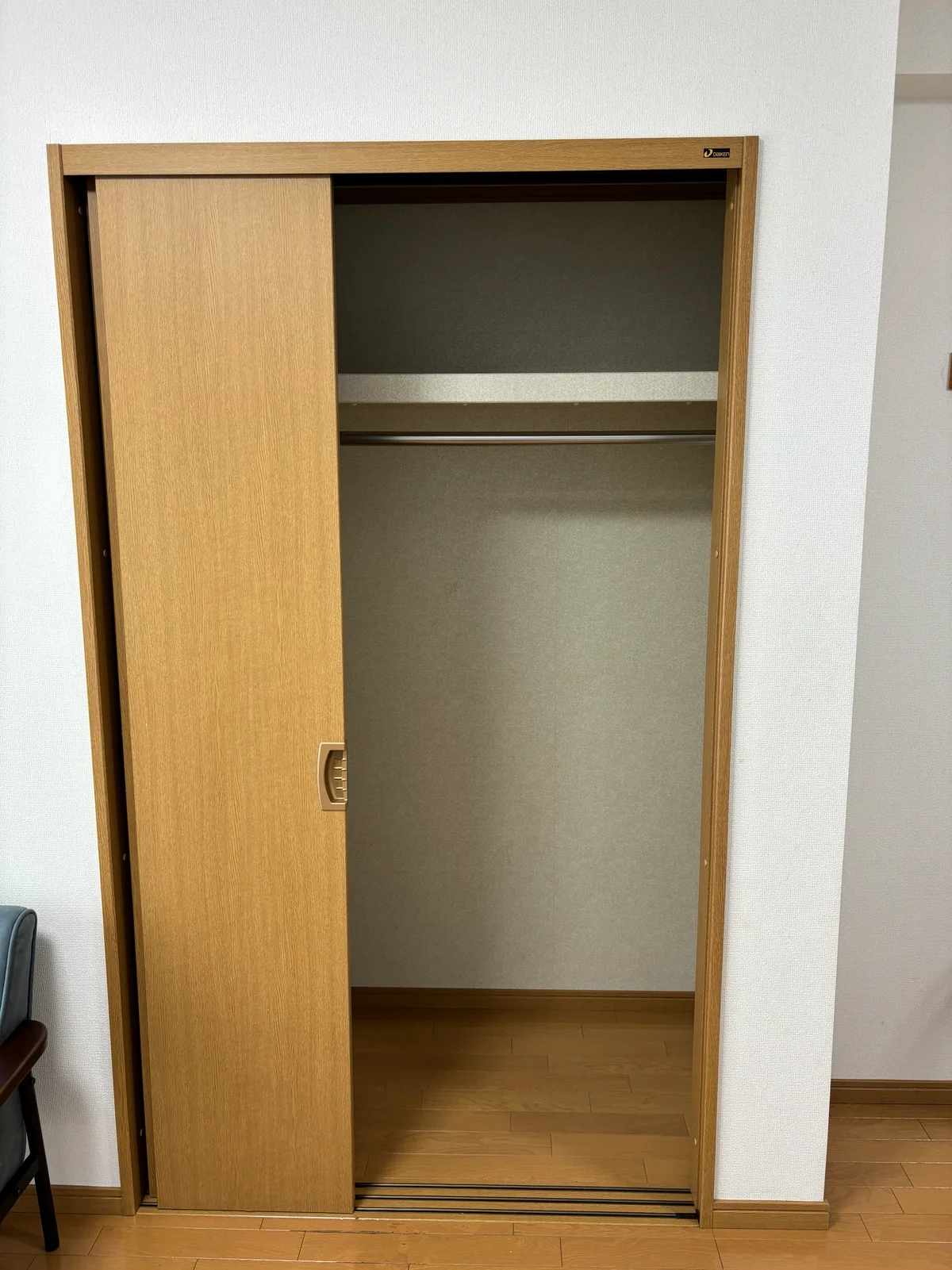 収納スペースも広く、長期滞在でも安心！！嬉しいポール付☆☆