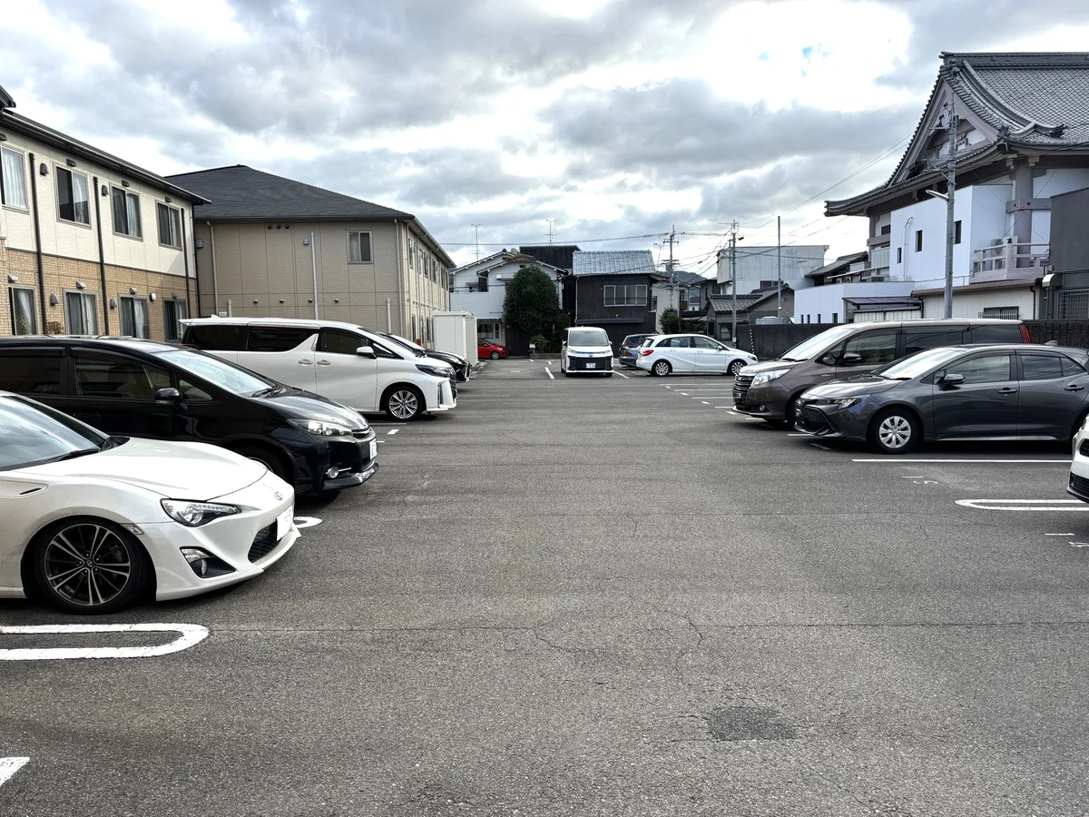 駐車場は広くて停めやすいです♪