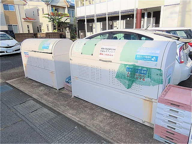 敷地内にゴミ庫が設置されておりゴミ捨てに便利です