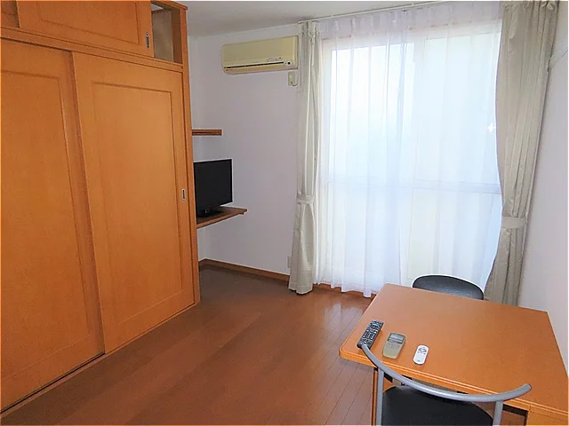 カーテンやテーブル、テレビも備え付けです