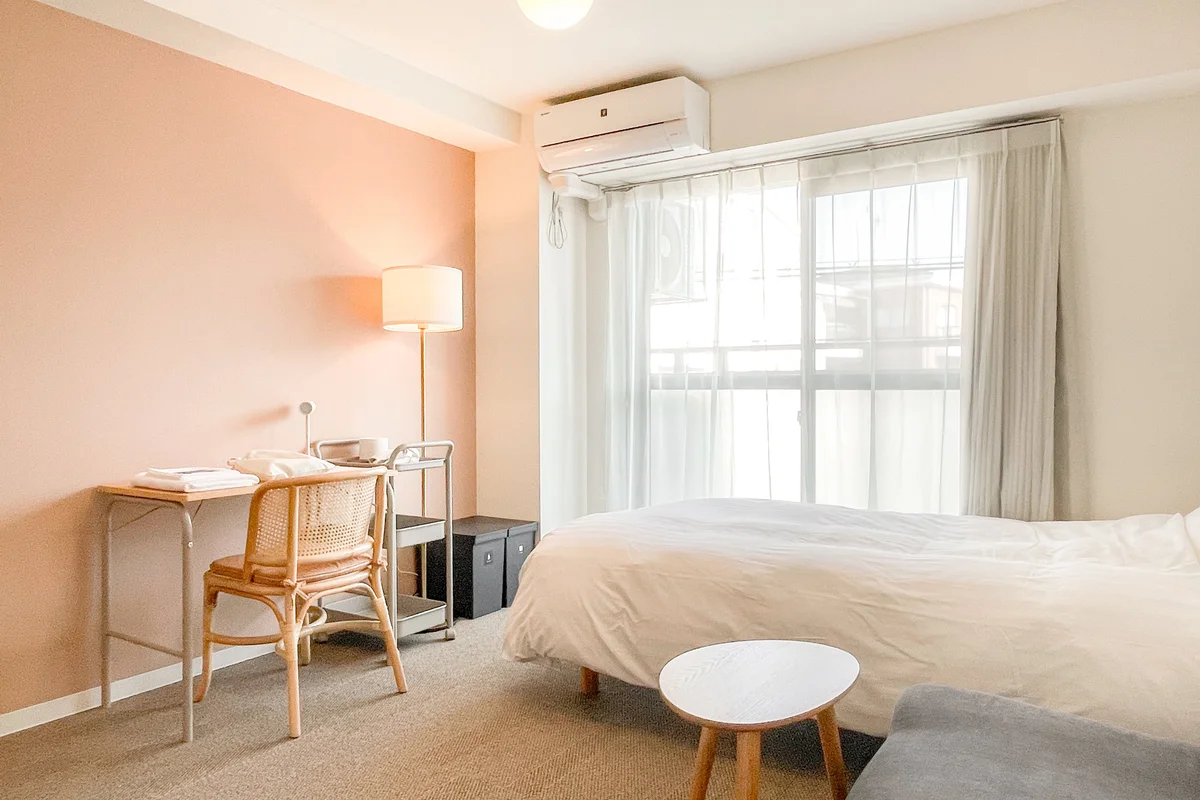 家具家電など必要なものがそろったシンプルかつおしゃれなお部屋です。