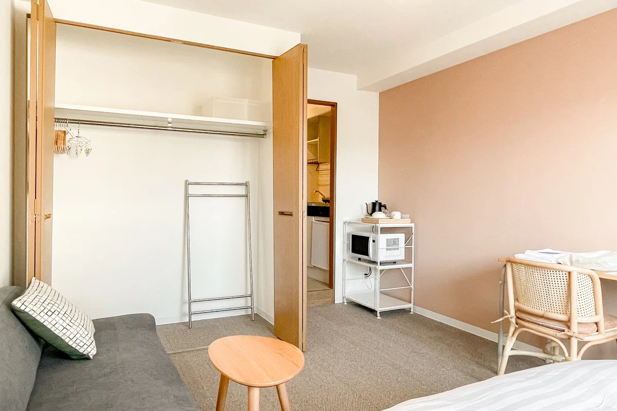 お部屋はあたたかみのあるアクセントクロスがポイント◎