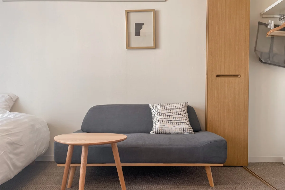 ゆったりとくつろげるソファとサイドテーブルも。