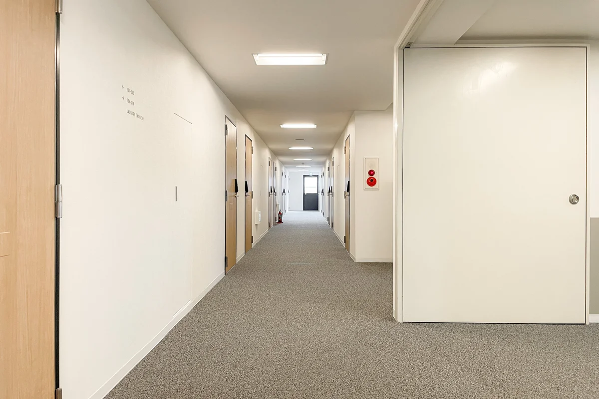 お部屋の外はホテルライクなカーペット敷きの内廊下。