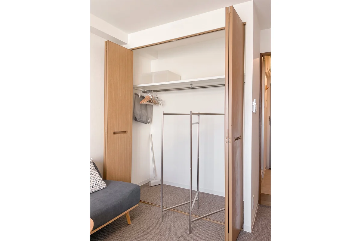 収納は縦も横も広々と。部屋干しできるラックもありますよ。