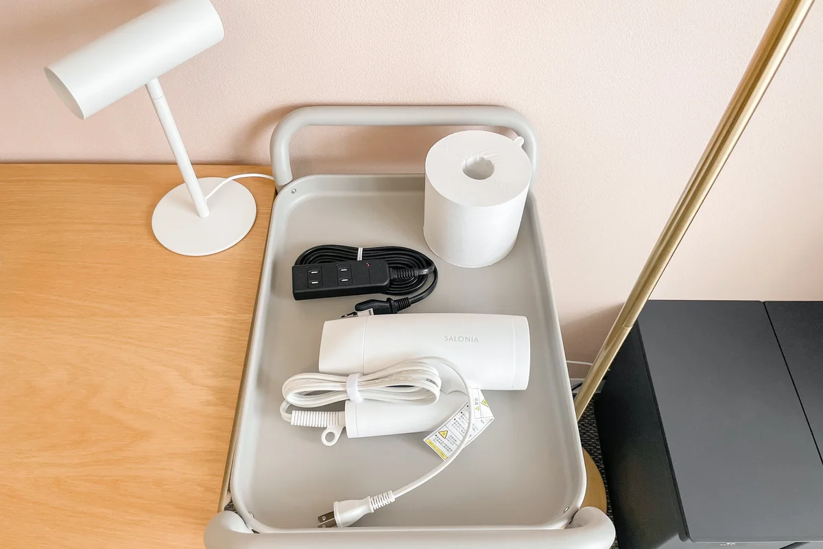 デスク横のワゴンには、ドライヤーや延長コードも備え付けていますよ。