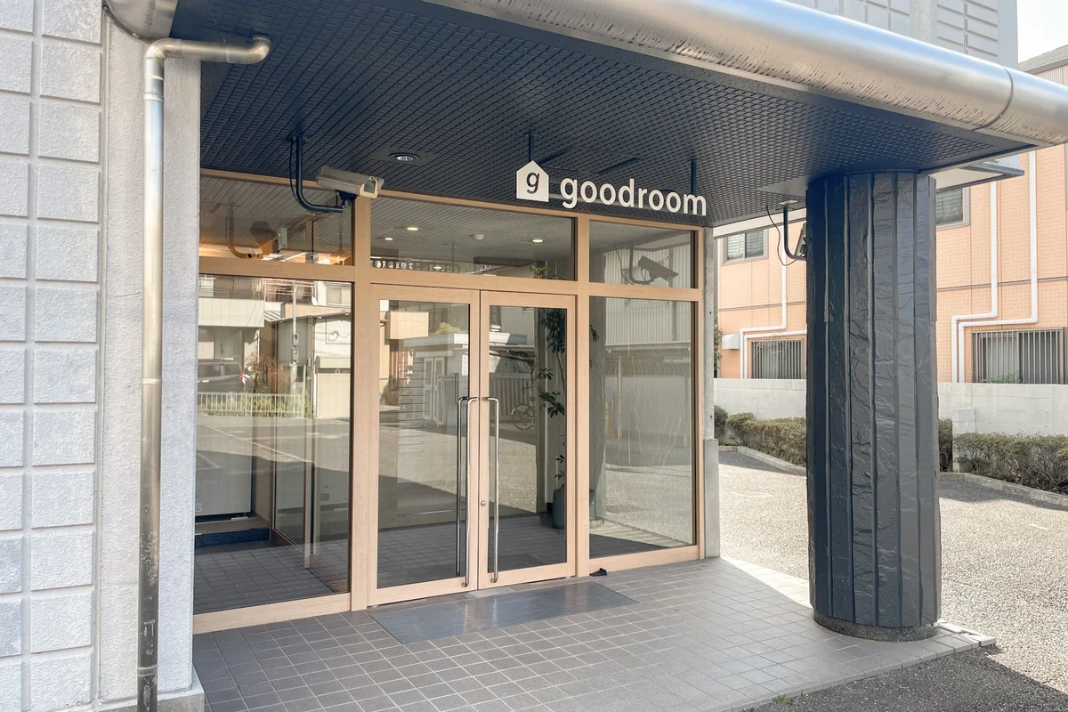 エントランスではgoodroomのロゴがお出迎えしてくれます！