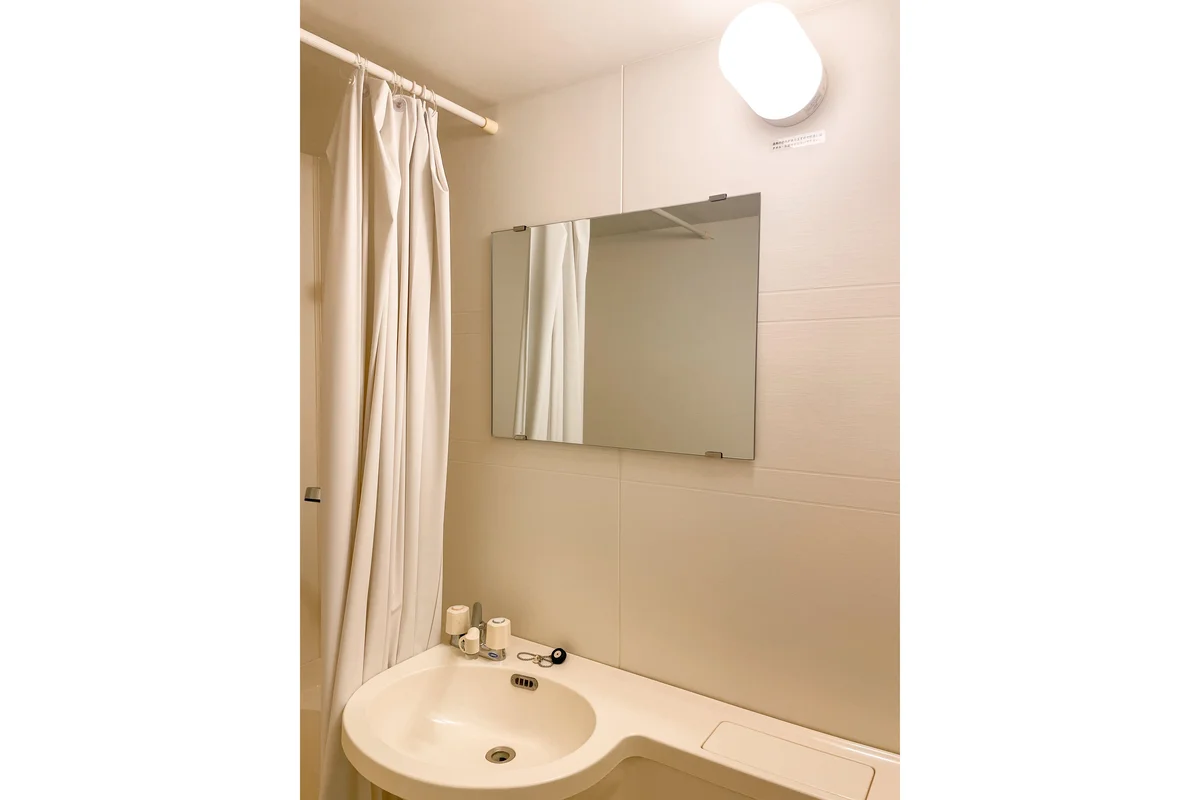 ミラーやシャワーカーテンもちゃんと付いていますよ。