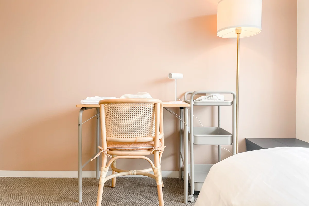 シンプルで使いやすいデスク。集中できそうな環境ですね！