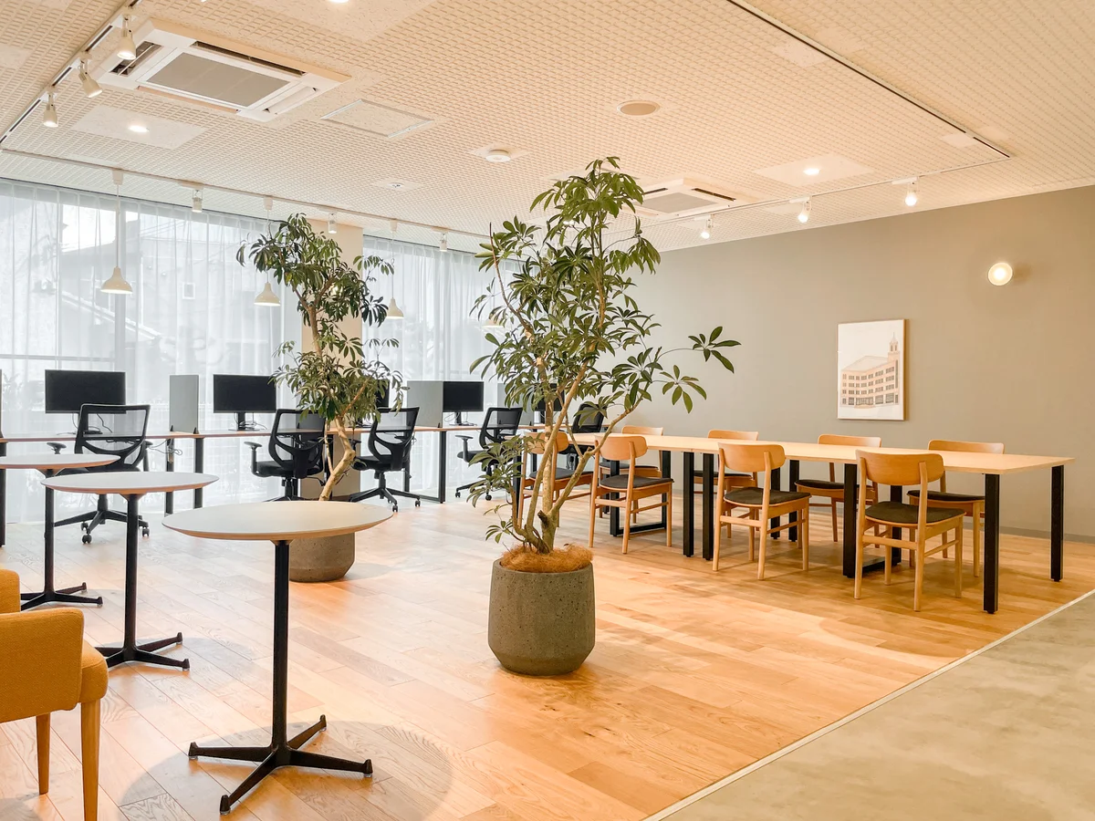 無料のシェアラウンジ付き！お部屋と使い分けて気分転換にもおすすめ。