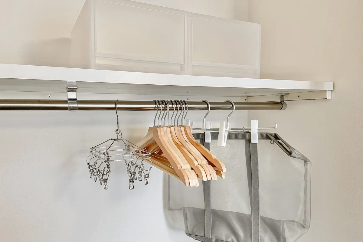 ハンガー類やランドリーバッグ、収納ボックスも備え付け！