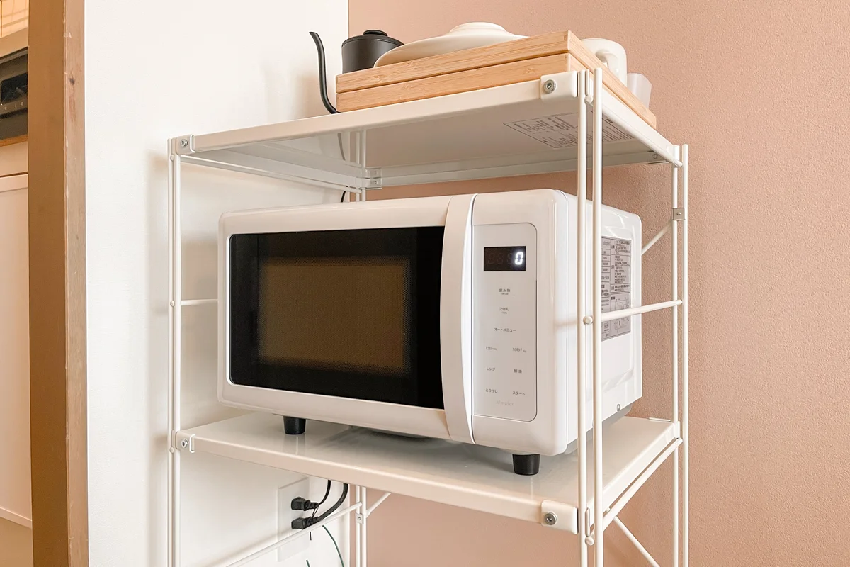 キッチン横には、電子レンジとケトルが。自分専用なのは嬉しいですね！