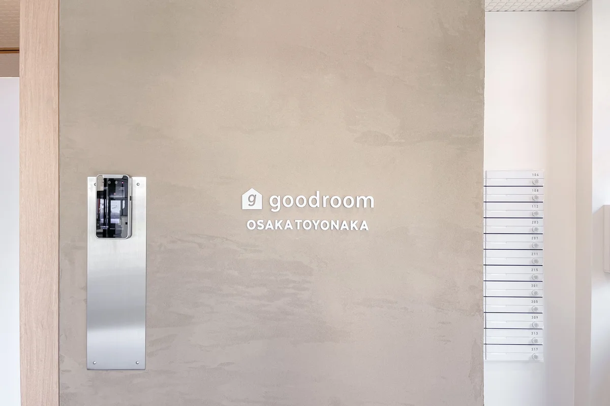 扉を開けるとこちらにもロゴが。顔認証で中に入ることができます。