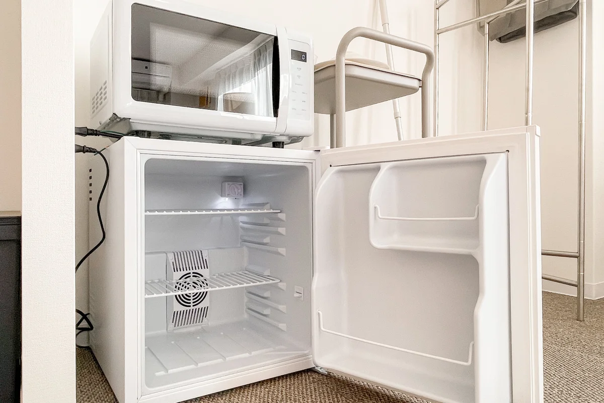 キッチンの下には冷蔵庫がすっぽり収まっています。※写真は別部屋のものです。