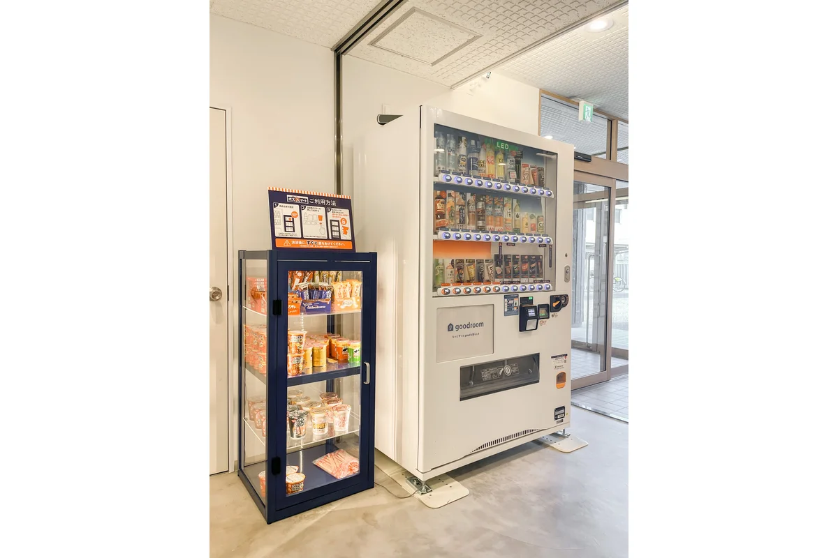 隣には軽飲食の自動販売機もあります。キャッシュレスでのお支払いが可能ですよ◎