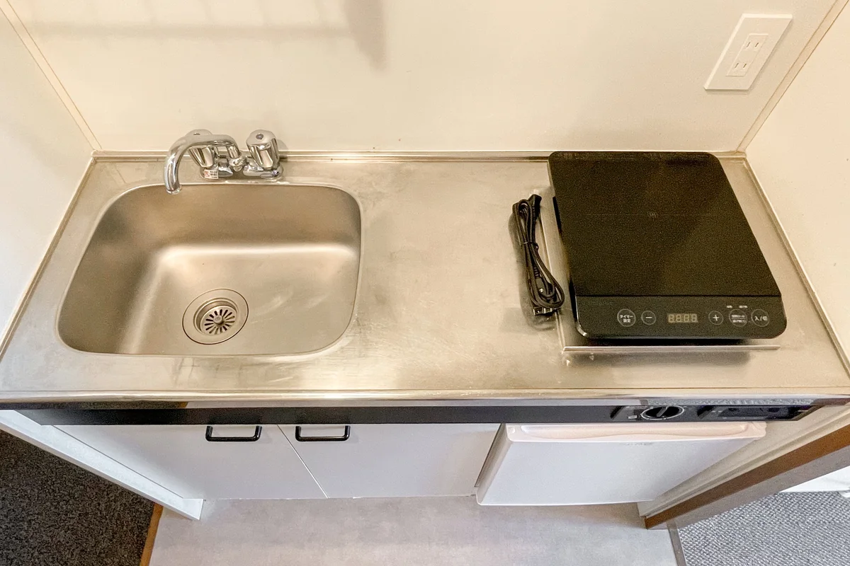 1口のIHコンロと流し台に加え、調理スペースもあるので自炊は問題なくできそう。