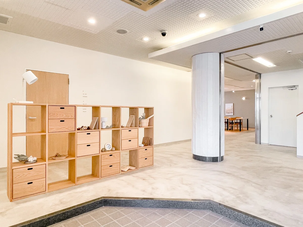 顔認証で解除して中に入っていくと、無印良品と提携したおしゃれな装飾が目を惹きます！