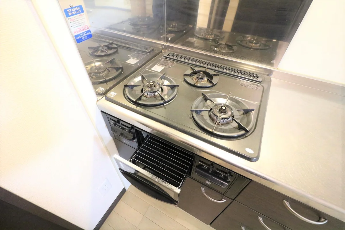 システムキッチンにはグリル付きガスコンロが完備