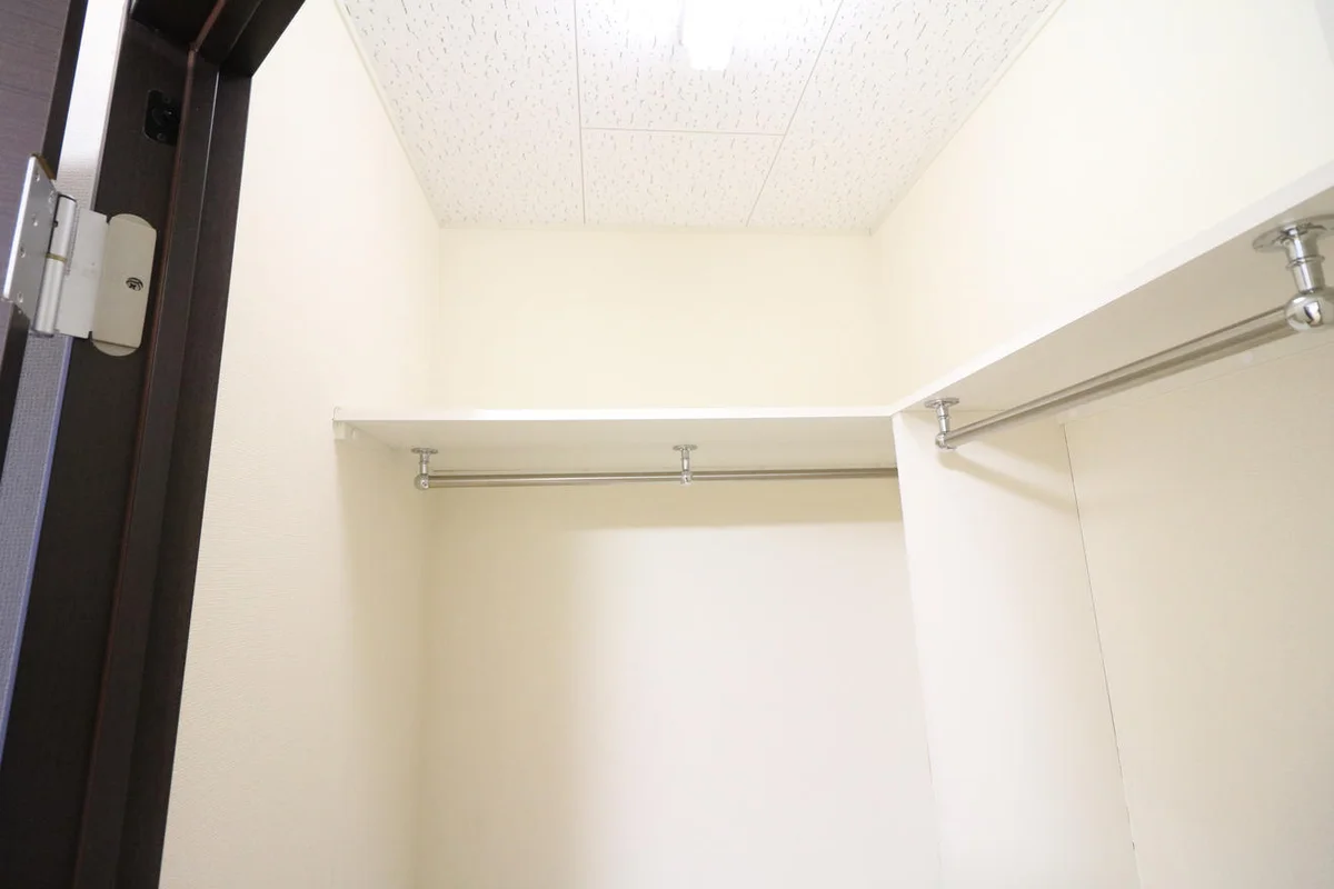 ハンガーパイプ付きでスッキリ収納